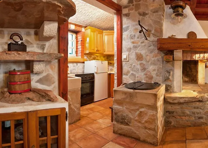 The Ultimate Escape - Traditional & Private Pool بيت للعطل *