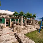 The Ultimate Escape - Traditional & Private Pool Vakantiehuis *
