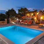 The Ultimate Escape - Traditional & Private Pool Vakantiehuis