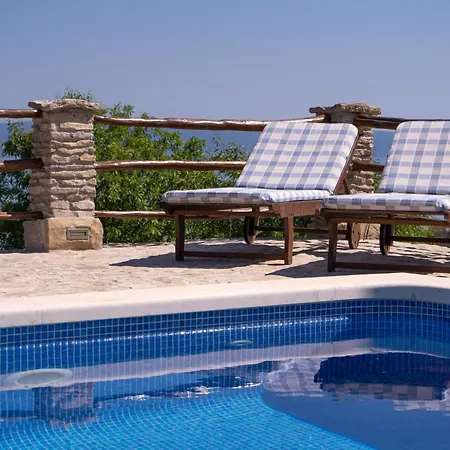 Semesterbostad The Ultimate Escape - Traditional & Private Pool *