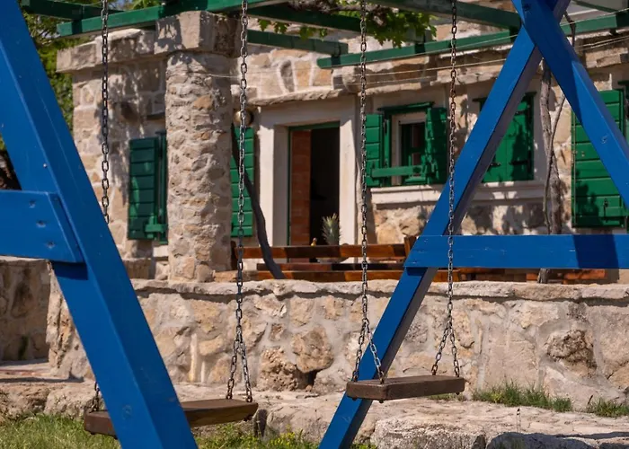 The Ultimate Escape - Traditional & Private Pool Feriehus *