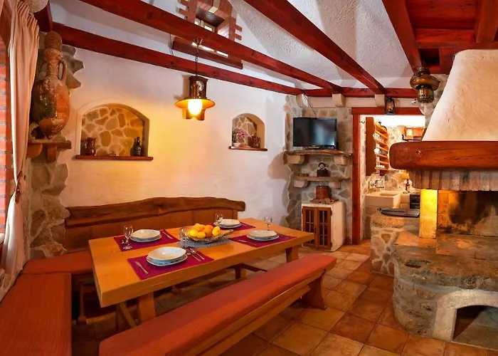 The Ultimate Escape - Traditional & Private Pool Feriehus *